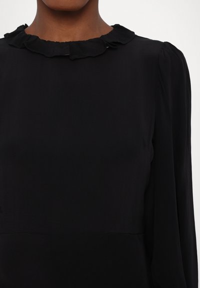 Juoda palaidinė su raukšlėtu kaklo iškirpimu ir ilgomis rankovėmis. Pagaminta iš lygaus audinio su minimalistiniu dizainu be matomų raštų.