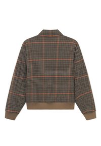Chaqueta recortada en un patrón de cuadros marrón y verde, con un acento naranja. Presenta un cuello y un dobladillo ribeteado, fabricada con un tejido suave.