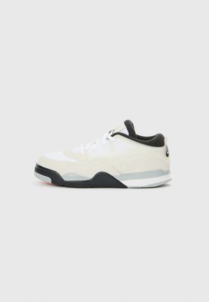 Pantof sportiv alb, cu partea superioară din piele întoarsă și plasă, accente negre, guler căptușit și talpă din cauciuc translucid cu detalii roșii.