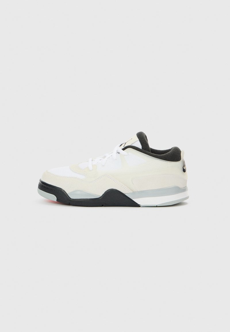 Λευκό αθλητικό παπούτσι με επάνω μέρος από σουέντ και δίχτυ, μαύρες λεπτομέρειες, επενδεδυμένο κολάρο και διάφανο ελαστικό πέλμα με κόκκινες λεπτομέρειες.