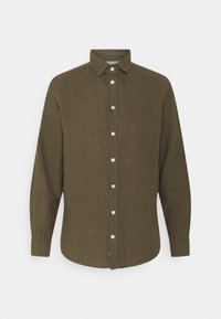 Camisa abotonada de tela verde oliva, con cuello puntiagudo, mangas largas y botones blancos a lo largo del delantero.