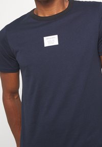 Jack & Jones Printtipaita - dark blue