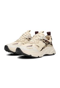 Beige sneakers met textuur van mesh, accenten in luipaardprint en zwarte rubberen zolen. Voorzien van dikke veters en een lus op de hiel.