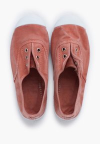 Scarpe slip-on in tela color rosa polveroso, con punte e occhielli in gomma bianca, dotate di fodera interna testurizzata e cuciture resistenti.