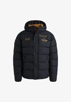Marineblaue Steppjacke mit Kapuze, innen golden, ausgestattet mit mehreren Patches, Druckknöpfen und seitlichen Reißverschlusstaschen. Gestepptes Design.