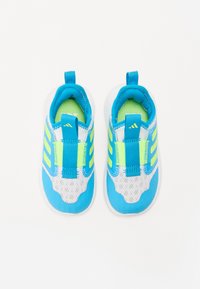 Modré a bílé sportovní boty se síťovinovou svrškem, obsahující zelené akcenty a páskovou sponu pro bezpečné uchycení. Kolaťý design špičky.