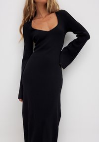 NA-KD Maxiklänning - black