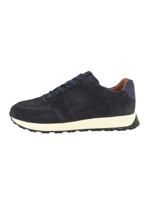 Zapatilla deportiva de ante azul marino con panel lateral perforado, cierre de cordones en la parte delantera, entresuela blanca, suela exterior negra y forro interior marrón.