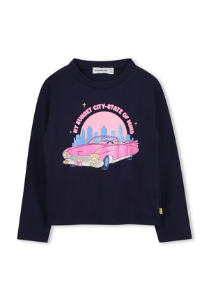 Maglietta a maniche lunghe blu navy con una grafica di un'auto decappottabile rosa contro uno skyline cittadino e testo sottostante. Tessuto in cotone morbido, vestibilità comoda.