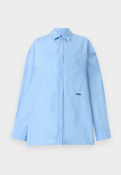 032c PLEASE STEAM OVERSIZED SHIRT - Πουκαμίσα με κουμπιά - light blue