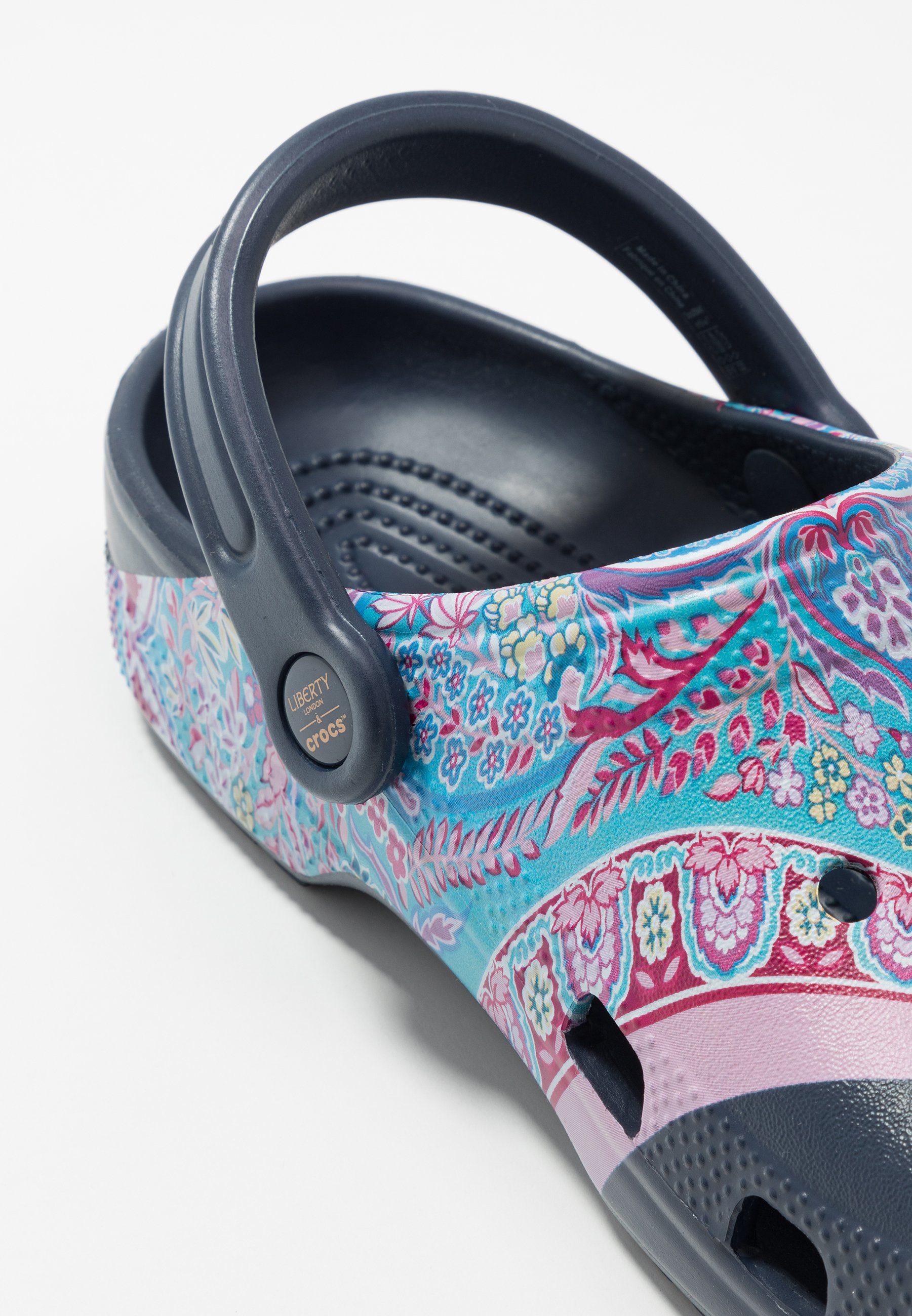 Crocs CLASSIC LIBERTY GRAPHIC - Tøfler - navy Crocs CLASSIC LIBERTY GRAPHIC - Tøfler - navy