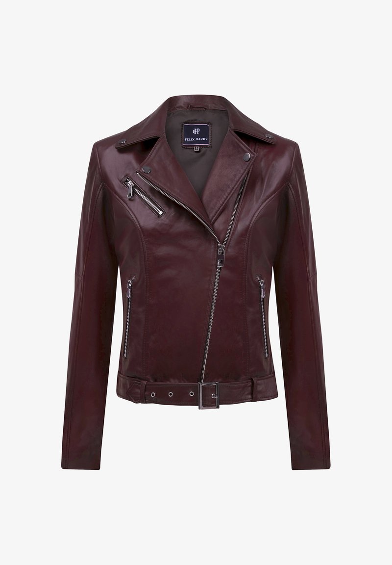 Veste de moto en cuir bordeaux avec des poches zippées, un détail de ceinture et un col cranté ; texture lisse et design ajusté.