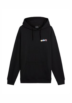 Juodas medvilninis džemperis su gaubtu ir priekiu kišene, reguliuojamu raišteliu gaubte, ant krūtinės spalvingas grafinis logotipas.