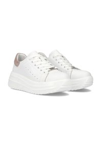 Białe sneakersy z gładką skórzaną cholewką, teksturowaną gumową podeszwą oraz brązowym zamszowym akcentem na pięcie, ozdobione perforowanymi detalami po bokach.