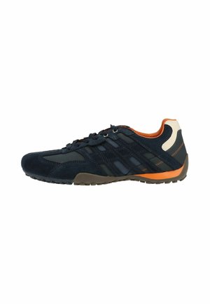 Niskoprofilowy czarno-pomarańczowy sneaker z panelami z zamszu i siatki, wiązany na sznurowadła, z teksturowaną podeszwą zapewniającą przyczepność, widoczny z boku.