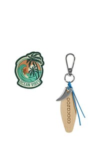 Schlüsselanhänger mit Holz- und Metallelementen; enthält einen surfbezogenen Aufnäher in Blau-, Grün- und Brauntönen. Verfügt über einen Clip und eine blaue Schnur.