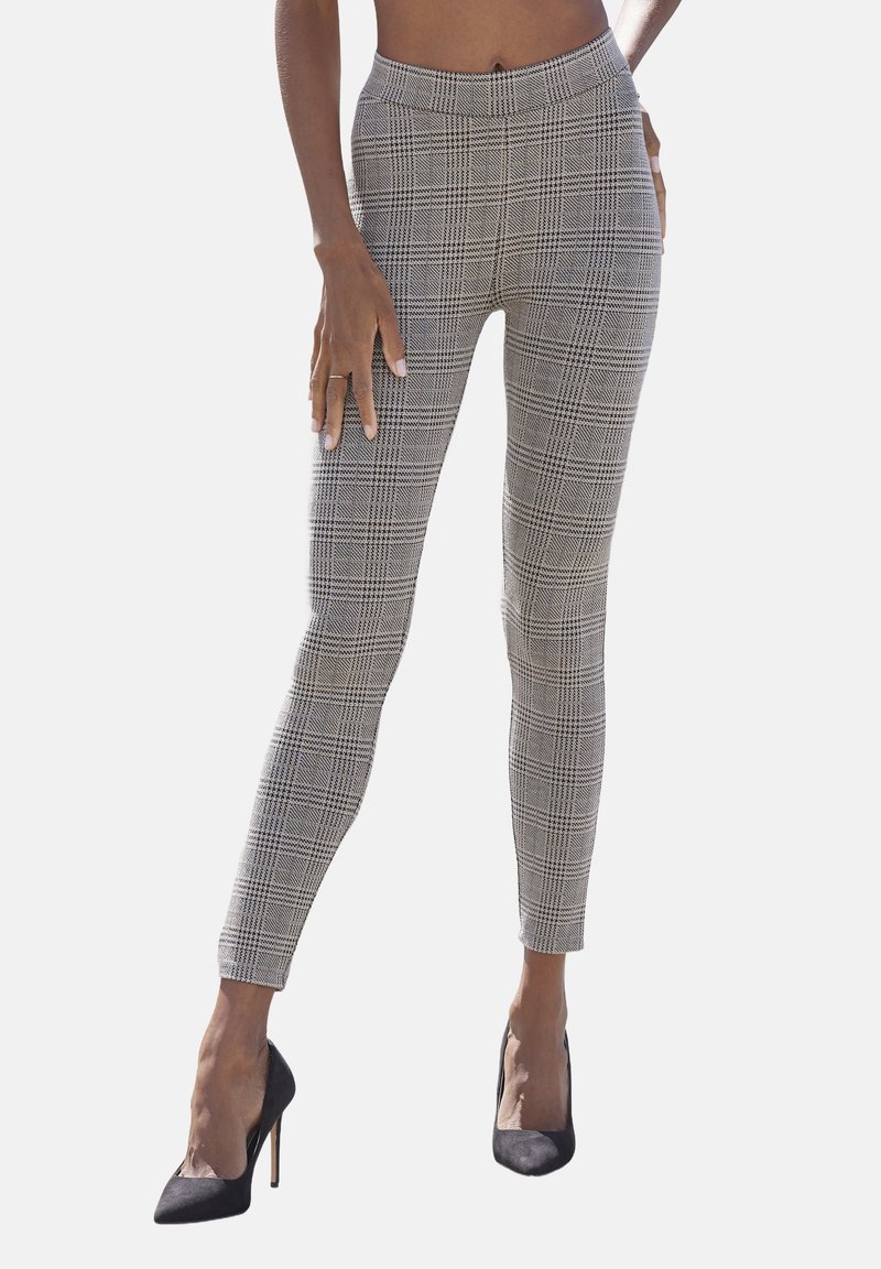 Grau-weiße, karierte High-Waist-Hosen mit schlanker Passform, cropped Länge und glatter Textur. Kombiniert mit schwarzen High Heels.