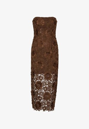 Abito midi marrone in pizzo senza spalline con motivi floreali e orlo semi-trasparente con disegni intricati di fiori e foglie.