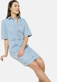 Hele hall denimkleit lühikeste varrukatega, nööpidega ees ja elastse vöökohtaga. Omab kraega kaelust ja esiõmblusi.
