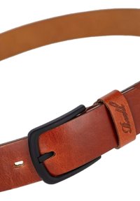 Cinturón de cuero marrón con una hebilla metálica negra, de textura suave y con un discreto detalle de marca en la correa.