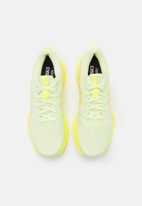 ASICS GEL-EXCITE 10 - Tekaški copati za cesto - cool matcha/bright sunstone