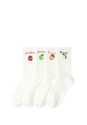 Fire hvide sokker med broderede frugter og italienske ord: tomat, æble, appelsin og citron fra venstre mod højre.