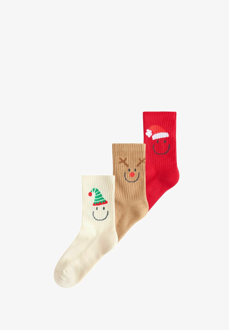 Trois chaussettes sur le thème de Noël avec des visages souriants, présentant un chapeau d'elfe vert, des bois de renne et un nez rouge, ainsi qu'un bonnet du Père Noël sur des fonds blanc, brun et rouge.