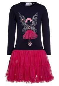 Das langärmlige Kleid hat ein navyfarbenes Oberteil mit einem Paillettenmuster und einen pinkfarbenen, geschichteten Tüllrock, der Textur und Farbkontast hinzufügt.