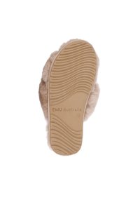 Pantofole EMU Australia con una morbida tomaia in pelliccia beige, soletta imbottita e suola in gomma beige testurizzata con motivo a onda.