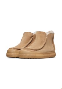 Stivali ankle in suede color beige con forma arrotondata, dotati di una morbida fodera in pile e suola in gomma con dettagli testurizzati per una migliore aderenza.