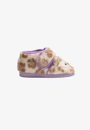 Zapatillas de casa de color beige y peludas con manchas marrones y un gran ojo en la parte delantera. Tienen un suave forro morado y una correa ajustable de velcro.