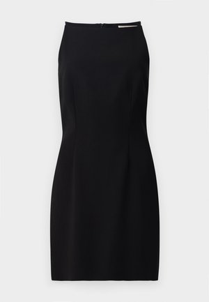 Vestido negro sin mangas que presenta una silueta ajustada, tejido suave, un cierre de cremallera en la parte posterior y un sutil detalle en las costuras.