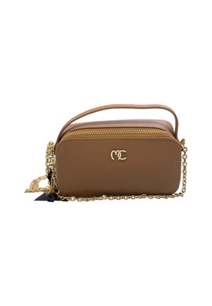 Borsa a tracolla in pelle sintetica marrone con catena dorata. Forma rettangolare, chiusura con zip e logo stampato sul davanti.