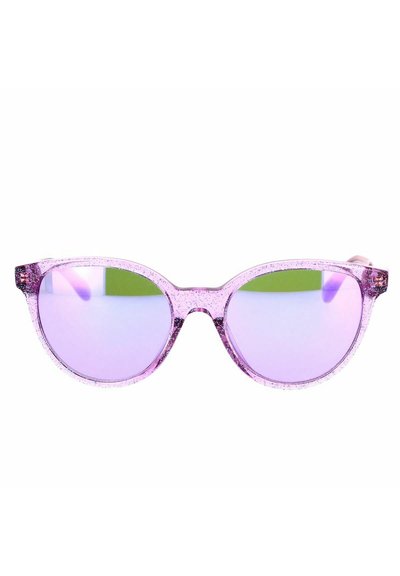Occhiali da sole a forma di occhio di gatto con glitter rosa, dotati di lenti riflettenti viola e una montatura trasparente glitterata. Texture glam distintiva.