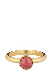 Vergulde ring met een centrale ronde, roze steen, een gladde band en gegraveerde markeringen aan de binnenkant voor echtheid.