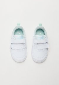 Hvite sneakers med to borrelåser, polstret krage, mintgrønne detaljer, teksturert syntetisk materiale og en glatt gummisåle.
