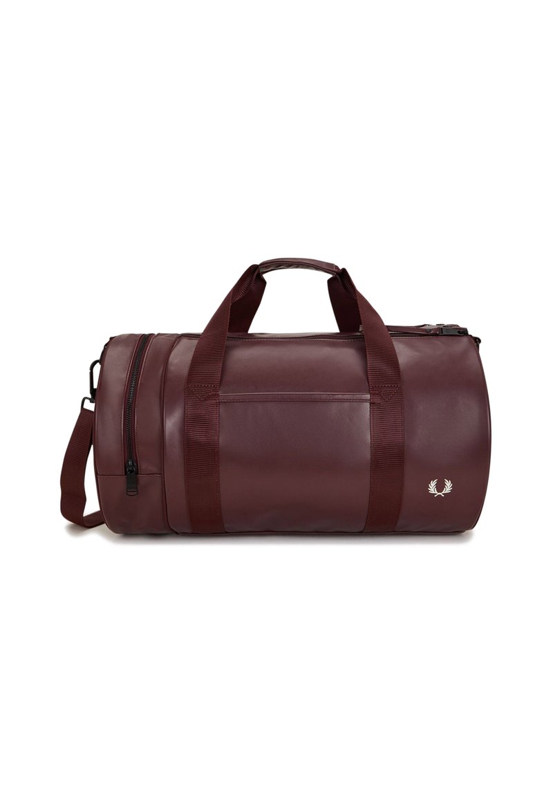 Borsa a duffle bordeaux realizzata in materiale liscio, dotata di due manici robusti, di una tracolla regolabile e di una tasca frontale con zip. Accentata con il logo.