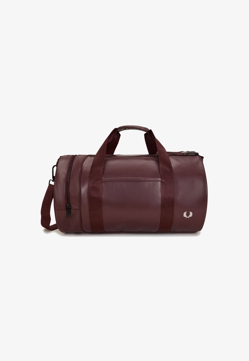 Borsa a duffle bordeaux realizzata in materiale liscio, dotata di due manici robusti, di una tracolla regolabile e di una tasca frontale con zip. Accentata con il logo.