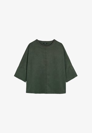 Luźna zielona bluzka z krótkim rękawem, z okrągłym dekoltem, miękką fakturą i pionowym szwem w centralnej części przodu.