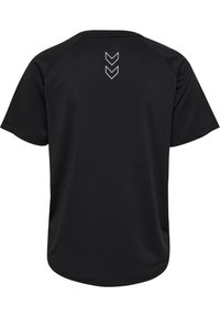 Czarny T-shirt z krótkim rękawem i zaokrąglonym dołem. Na plecach znajduje się biały graficzny wzór w postaci trzech chevronów. Wykonany z teksturowanej tkaniny.