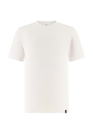 Einfaches weißes T-Shirt mit kurzen Ärmeln und Rundhalsausschnitt, mit einem kleinen schwarzen Etikett am unteren Saum, auf weißem Hintergrund.