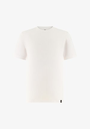 Einfaches weißes T-Shirt mit kurzen Ärmeln und Rundhalsausschnitt, mit einem kleinen schwarzen Etikett am unteren Saum, auf weißem Hintergrund.