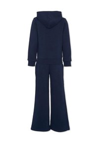 Marineblauwe hoodie en bijpassende uitlopende broek, gemaakt van zachte stof met ribgebreide manchetten en tailleband, ontworpen voor comfort en ontspanning.