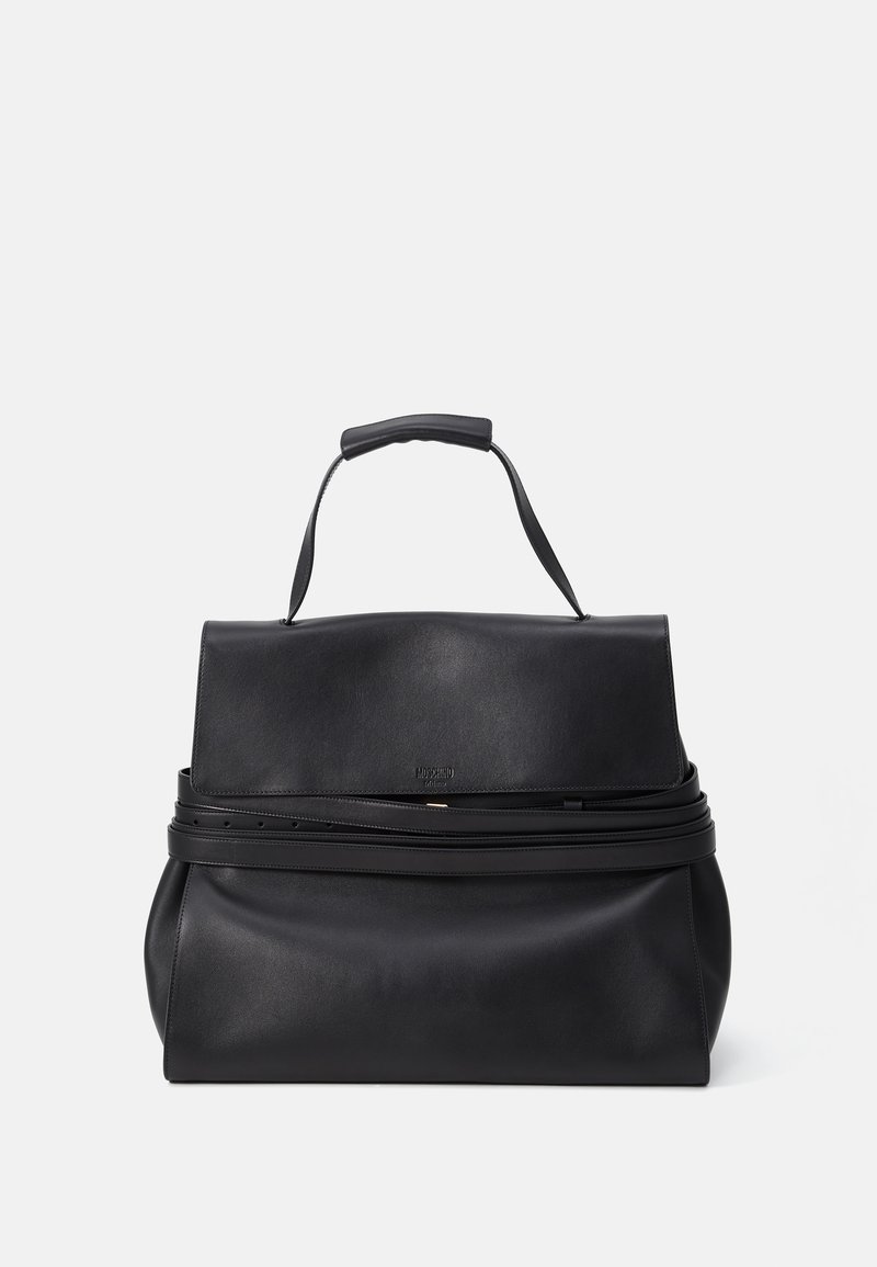 Fekete bőrtáska strukturált design-nal, felső fogantyúval, cipzáros záródással és sima textúrával. Egyszerű logó díszítés az elején.
