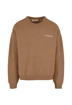 Hnědý pletený svetr s kulatým výstřihem, žebrovanými manžetami a lemem a malým bílým logem "ANOTHER COTTON" na přední straně.