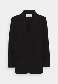 Blazer noir à un seul bouton avec revers à encoches et poches avant à rabat suspendu sur fond blanc.