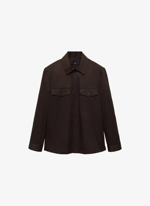Camicia a maniche lunghe marrone scuro con colletto, due taschini sul petto e chiusura a bottoni, caratterizzata da una texture di tessuto liscia e resistente.