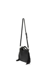Sac en cuir noir à bandoulière avec des accents en franges, un dessus arrondi et une sangle réglable. Design élégant, surface texturée et matériel minimal.