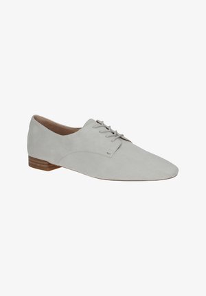 Chaussures oxford en daim gris avec un bout arrondi, un design à lacets et un petit talon en bois. Texture lisse avec des détails minimaux.