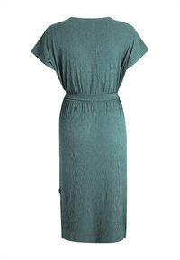 Sukienka w kolorze morskim do kolan, z krótkimi rękawami, taliowana i wykonana z teksturowanego materiału, pokazana od tyłu na białym tle.